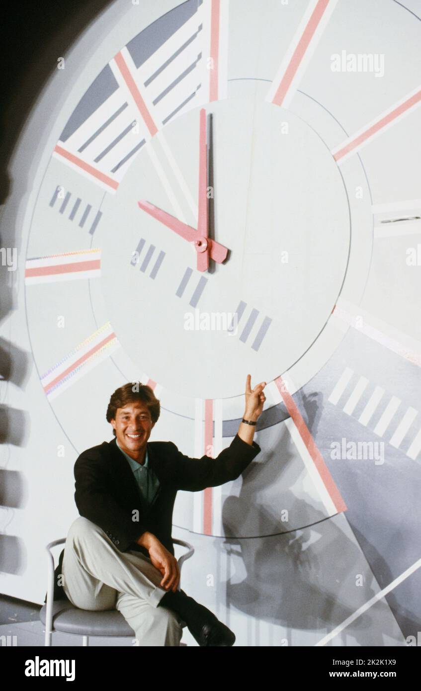 Ospite TV Patrick Sabatier di fronte al set del suo programma televisivo 'Dix sur dix', sul canale la Cinq. Settembre 18, 1987 Foto Stock