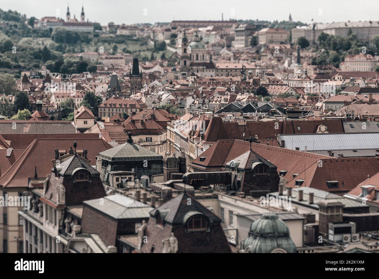 Paesaggio urbano di Praga con tilt-shift effetto come si vede dal vecchio Municipio. Praga, Repubblica Ceca Foto Stock
