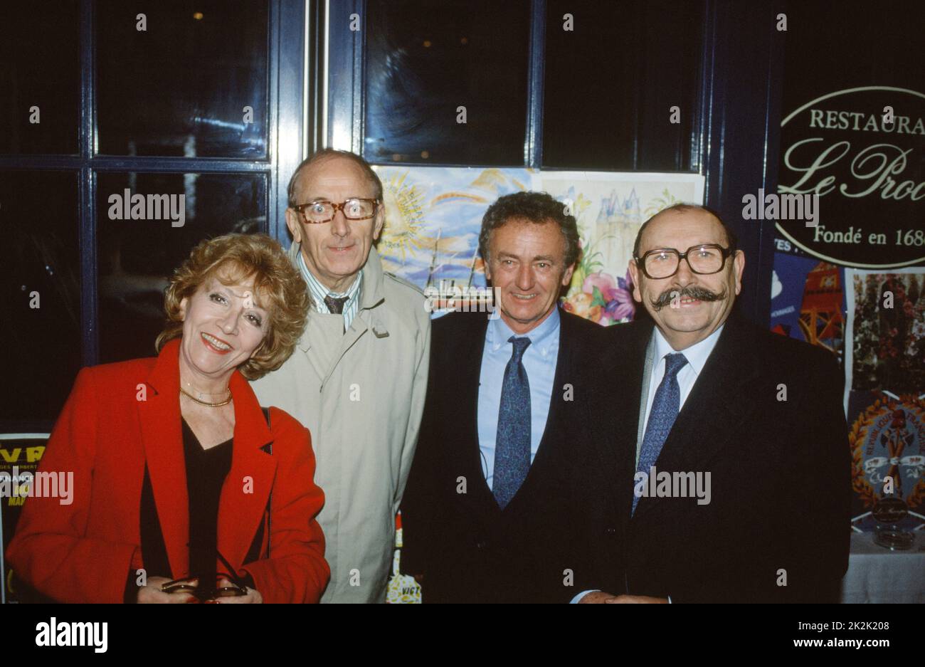 Il team del programma televisivo 'Caméra cachée' durante una serata al ristorante parigino le Procope (17th ° arrondissement). Da sinistra a destra: Colette Brosset, Robert Dhéry, Jacques Rouland, Jacques Legra. 1989 Foto Stock