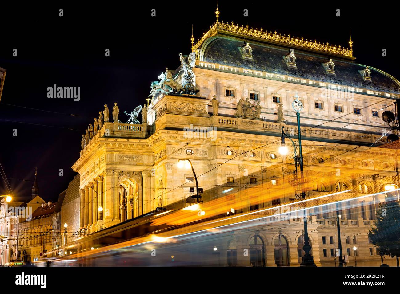 Teatro Nazionale di Praga attraverso i sentieri del semaforo, vista dal Ponte della Legione. Repubblica Ceca Foto Stock