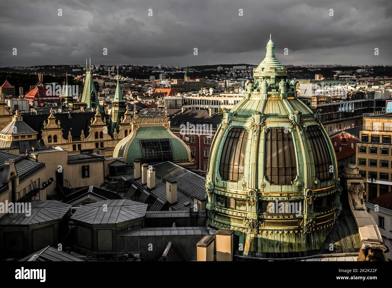 Tetti di Praga e Obecni Dum (Casa Municipale), vista dalla Torre di Poder. Repubblica Ceca Foto Stock