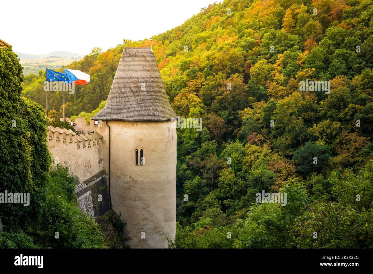 Torre laterale del Castello di Karlstejn. Boemia centrale, villaggio di Karlstejn, Repubblica Ceca Foto Stock