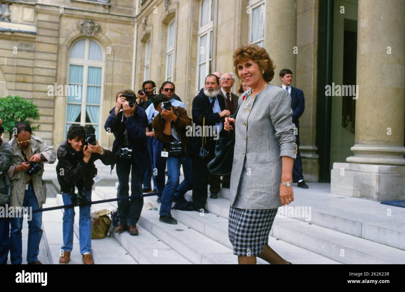 Edith Cresson, politico francese, lascia un Consiglio dei Ministri riunito al Palazzo dell'Eliseo a Parigi. 1988 Foto Stock