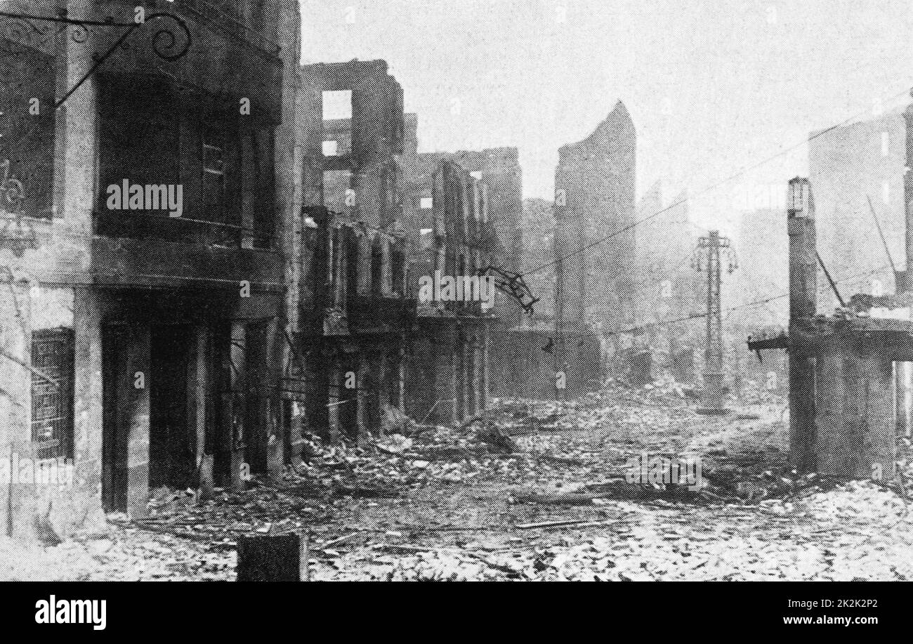Guerra civile spagnola (1936-1939); strade devastate di Guernica dopo il bombardamento; aprile 1937 Foto Stock