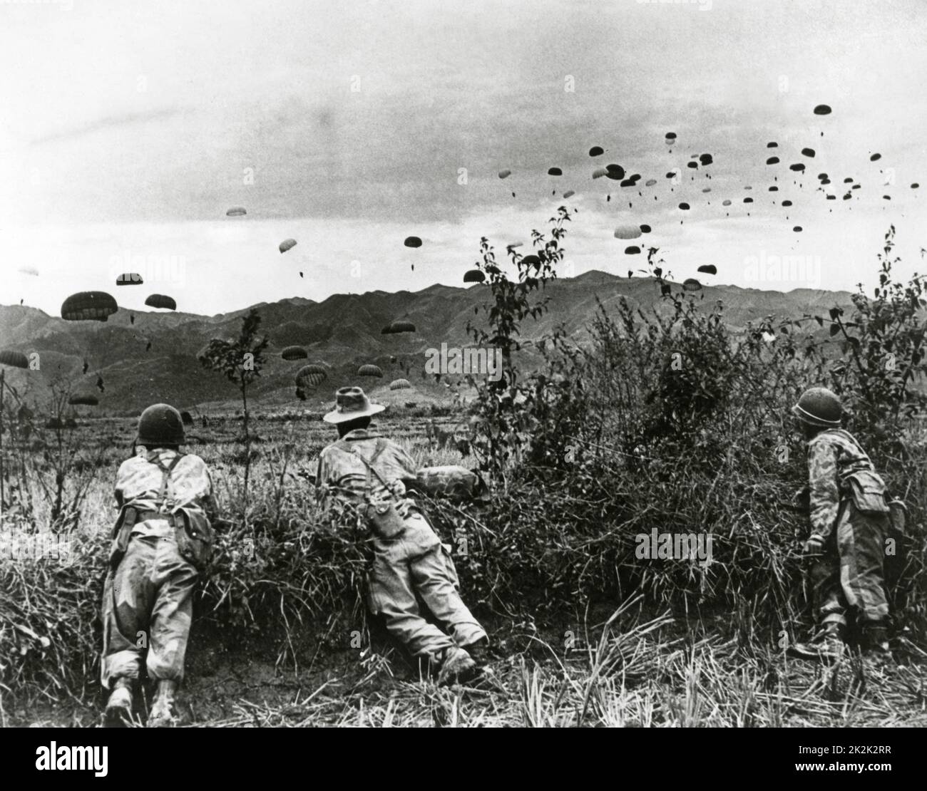 Truppe aeree francesi atterrano su un campo vietnamita durante la battaglia di Diên Biên Phu. Primavera 1954 Foto Stock