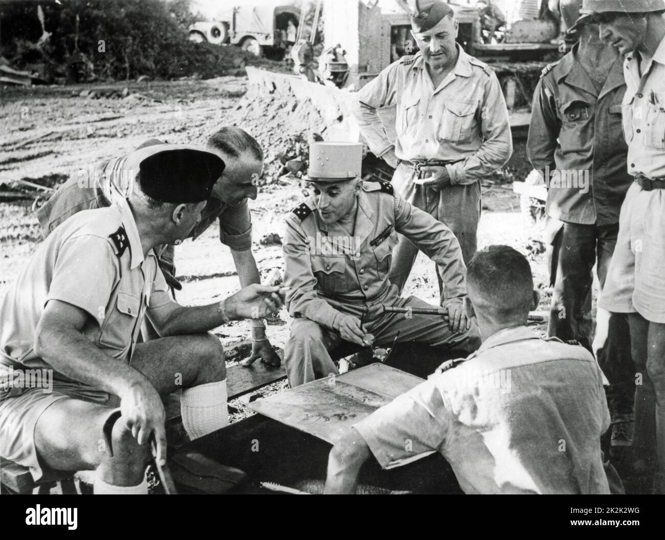 I generali francesi Henri de Navarre, René Cogny e il colonnello De Castries parlano della loro strategia militare prima dell'operazione Castor. Guerra di Indocina, ottobre 1953 Foto Stock