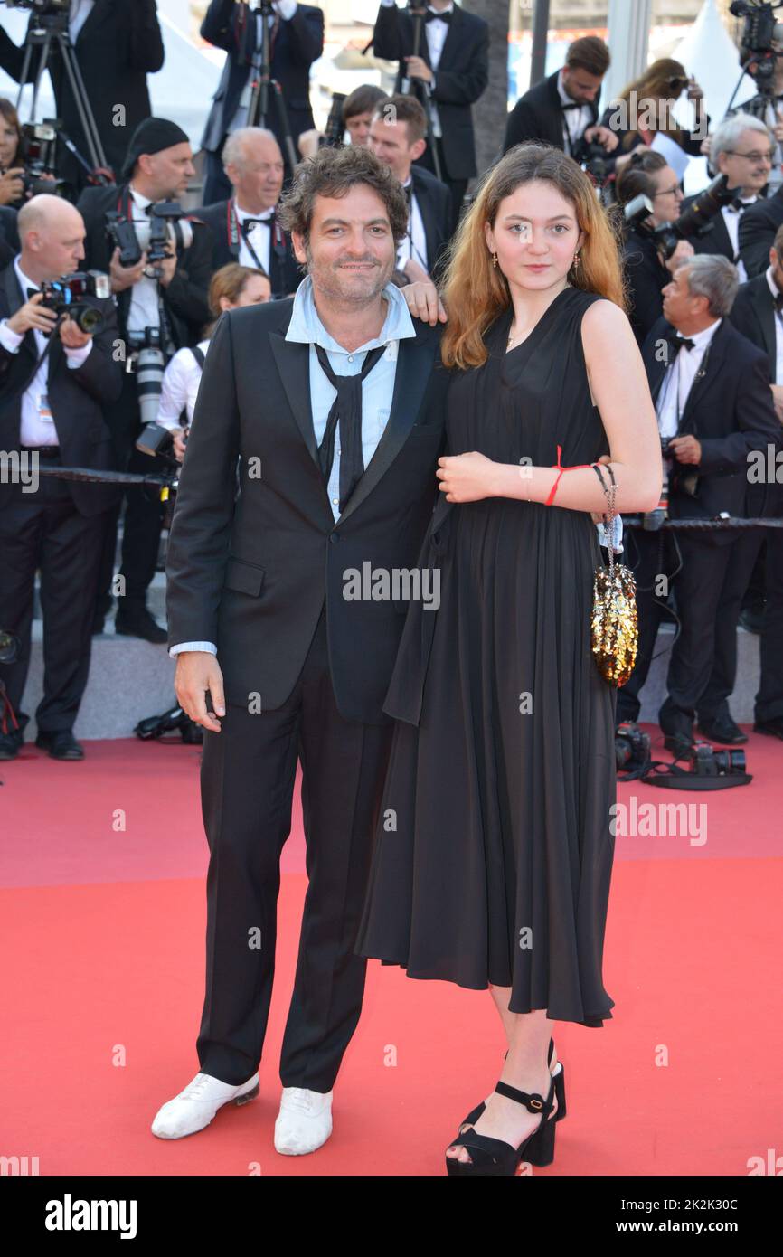 Il cantante francese M (Matthieu Cheddid) con la figlia Billie arriva sul tappeto rosso per il film 'Les Filles du Soleil' 71st Festival di Cannes 12 maggio 2018 Foto Stock