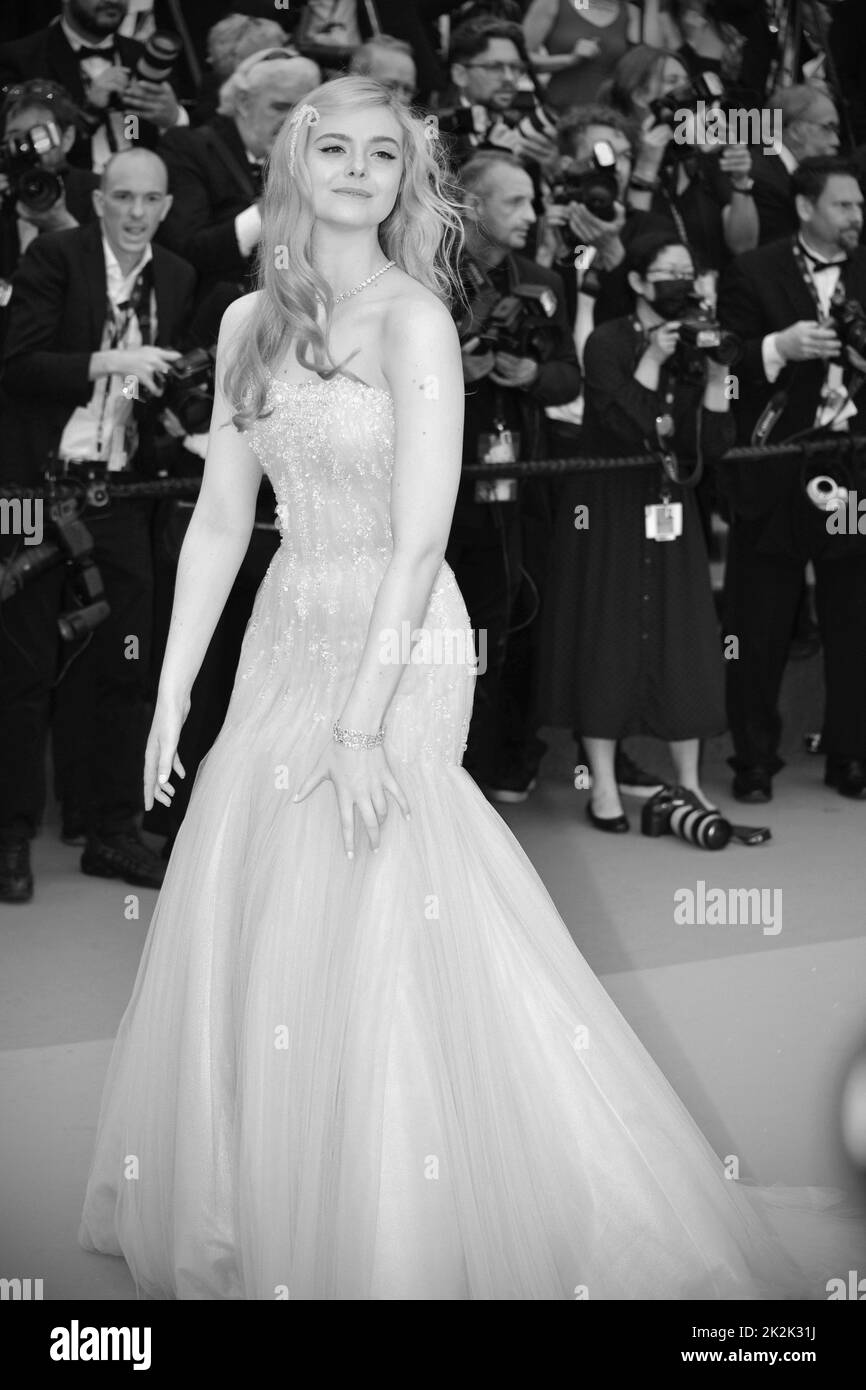 Elle Fanning (abito di Giorgio Armani Privé) 'Top Gun: Maverick' Cannes Film Festival Screening 75th Cannes Film Festival 18 maggio 2022 Foto Stock