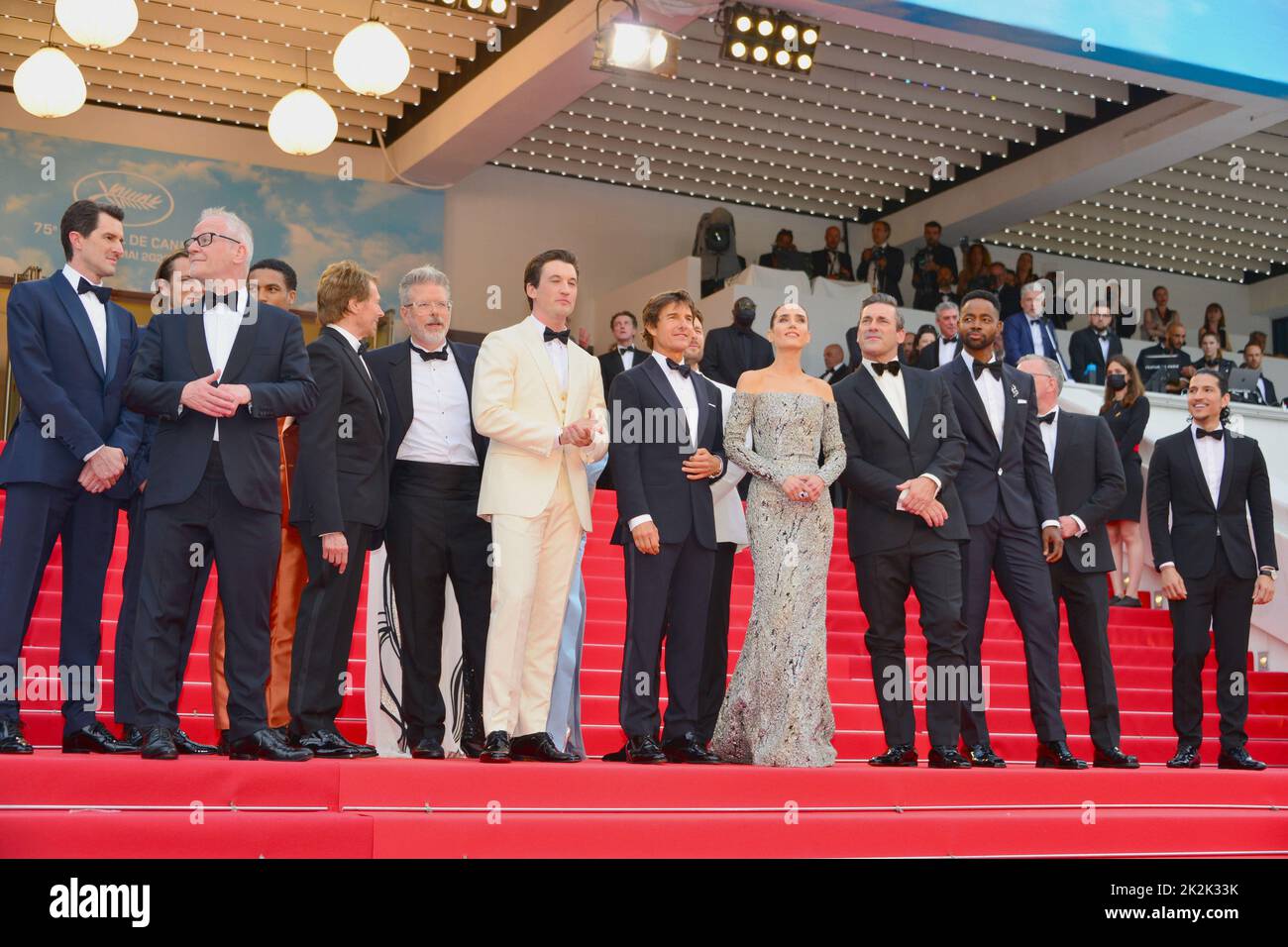 Joseph Kosinski, Lewis Pullman, Thierry Frémaux (direttore del Festival) e l'equipaggio del film 'Top Gun: Maverick': Greg Tarzan Davis, Jerry Bruckheimer, Christopher McQuarrie, Miles Teller, Glen Powell, Tom Cruise (vestito da Armani), Jennifer Connelly (vestito da Louis Vuitton), Jon Hamm, Jay Ellis, Guest, Danny Ramirez 'Top Gun: Maverick' Cannes Film Festival Screening 75th Cannes Film Festival 18 maggio 2022 Foto Stock