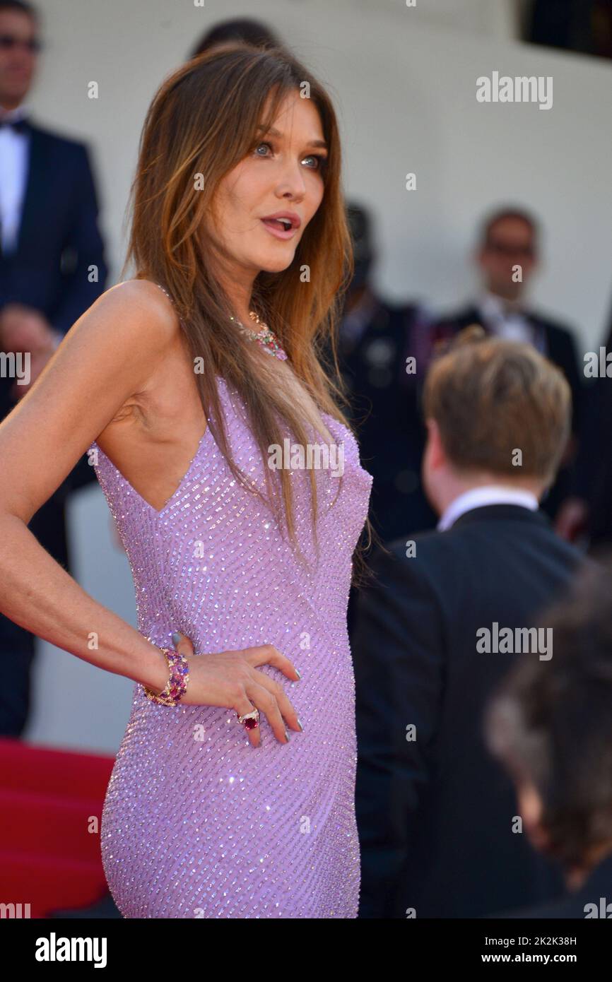 Carla Bruni-Sarkozy (vestito da Celine, gioielli da Bulgari) 'Triangolo della tristezza' Cannes Film Festival Screening 75th Cannes Film Festival 21 maggio 2022 Foto Stock