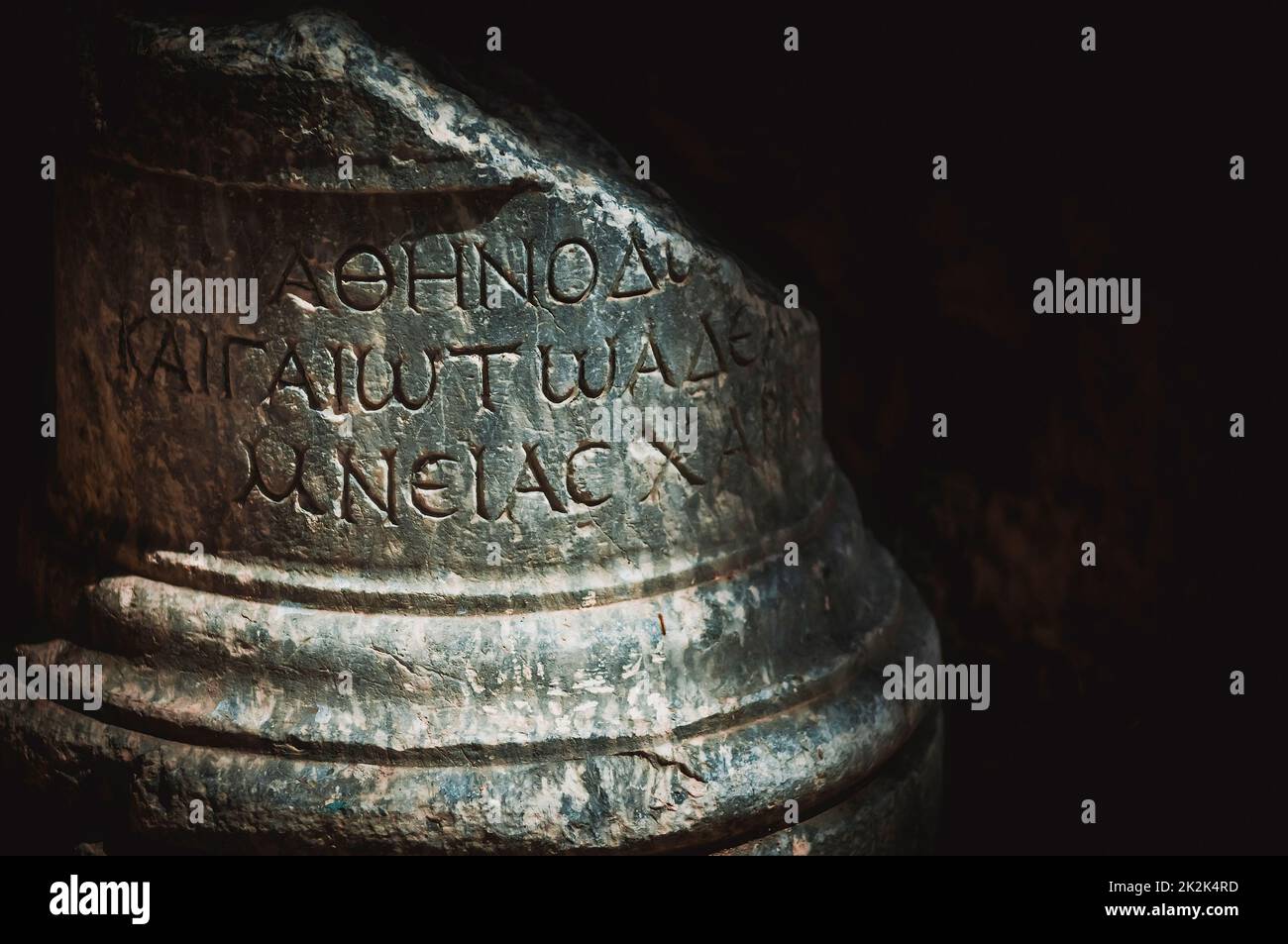 Antico copione greco scolpito su colonna di pietra. Kyrenia, Cipro Foto Stock