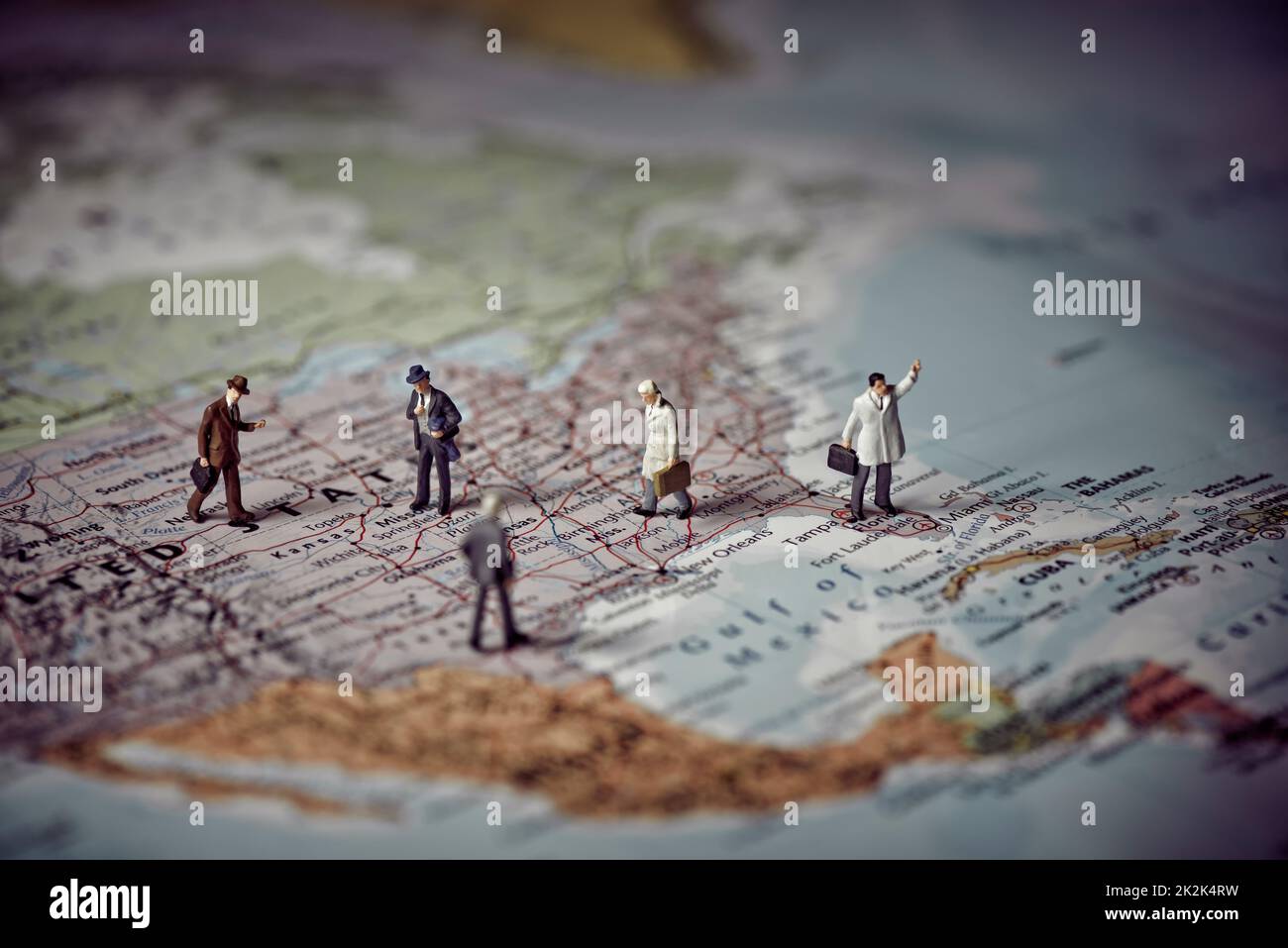 Persone in miniatura per affari in cima alla mappa degli Stati Uniti. Concetto aziendale. Foto Stock