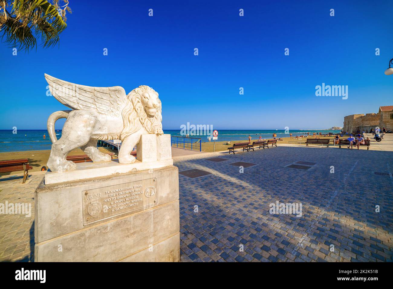 LARNACA, CIPRO - 16 AGOSTO: Statua alata del Leone sulla passeggiata di Foinikoudes il 16 agosto 2015 a Larnaca, Cipro Foto Stock