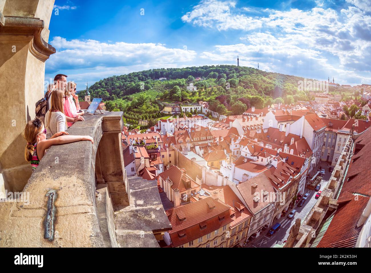 PRAGA, REPUBBLICA CECA - 25 MAGGIO 2017: Famiglia di turisti che domina Praga Foto Stock
