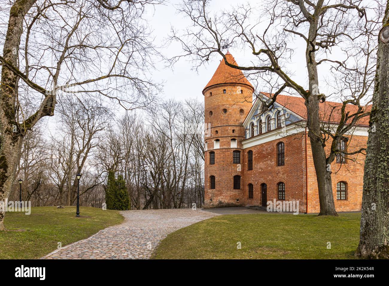Manor e giardino paesaggio del castello di Raudondvaris, Lituania Foto Stock