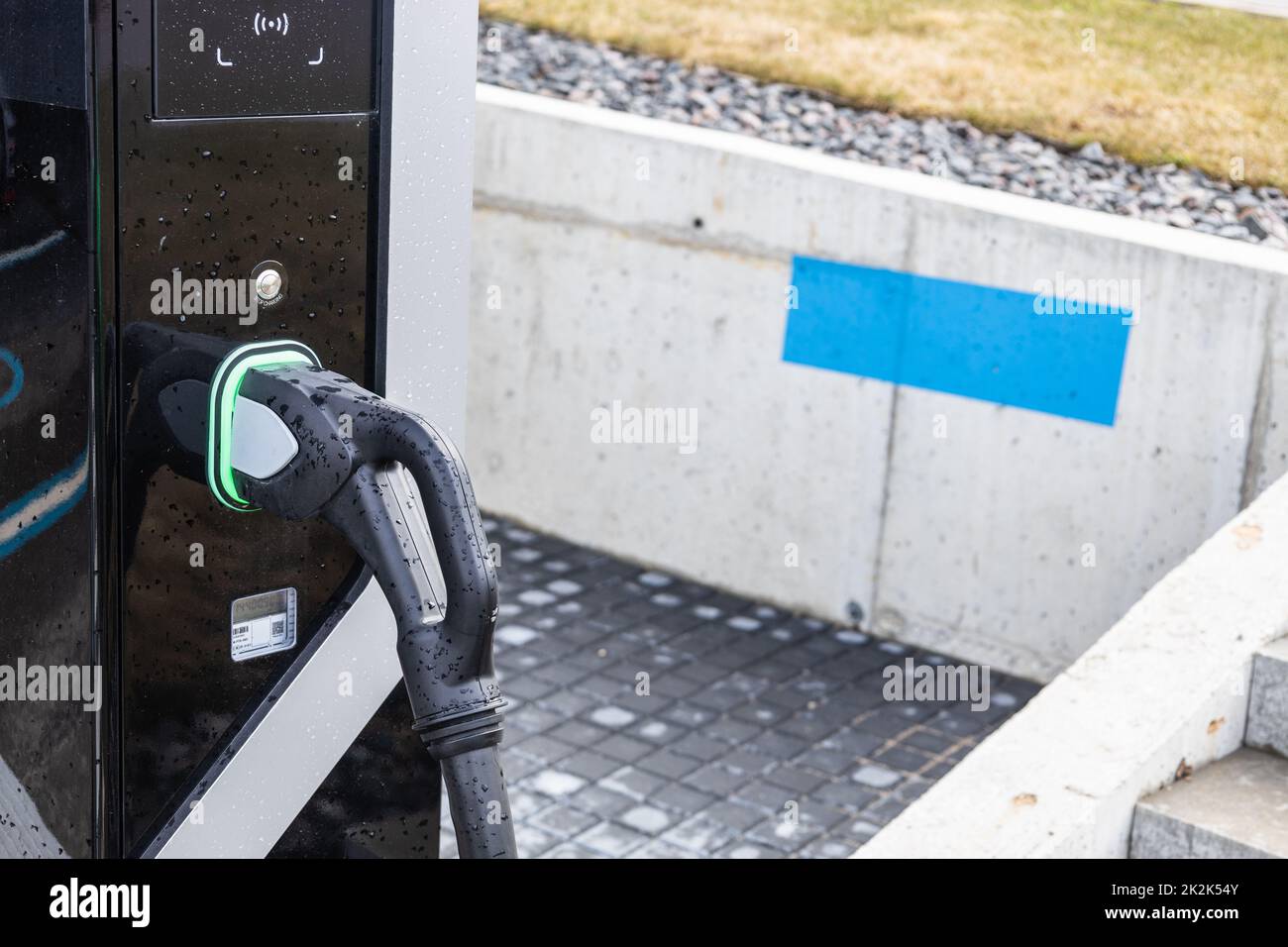 Stazione di ricarica per auto elettriche nel parcheggio all'aperto Foto Stock