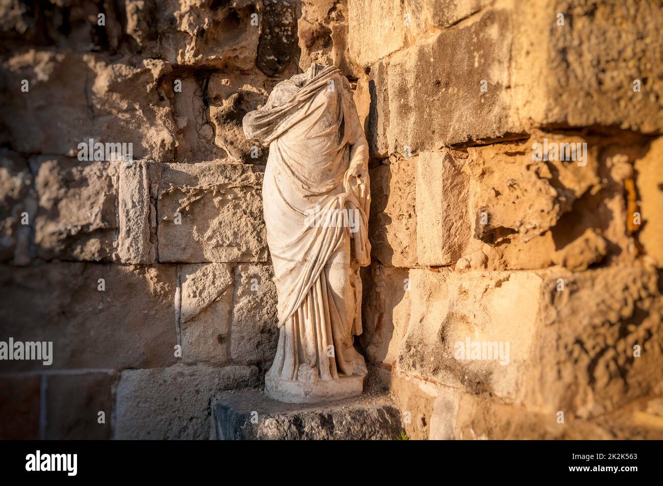 Statua romana senza testa alle rovine di Salamis. Distretto di Famagosta, Cipro Foto Stock