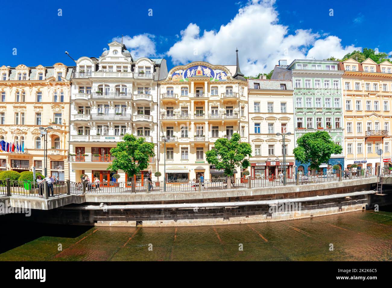 Karlovy Vary, Repubblica Ceca - 26 maggio 2017: Strada soleggiata sul fiume Tepla Foto Stock