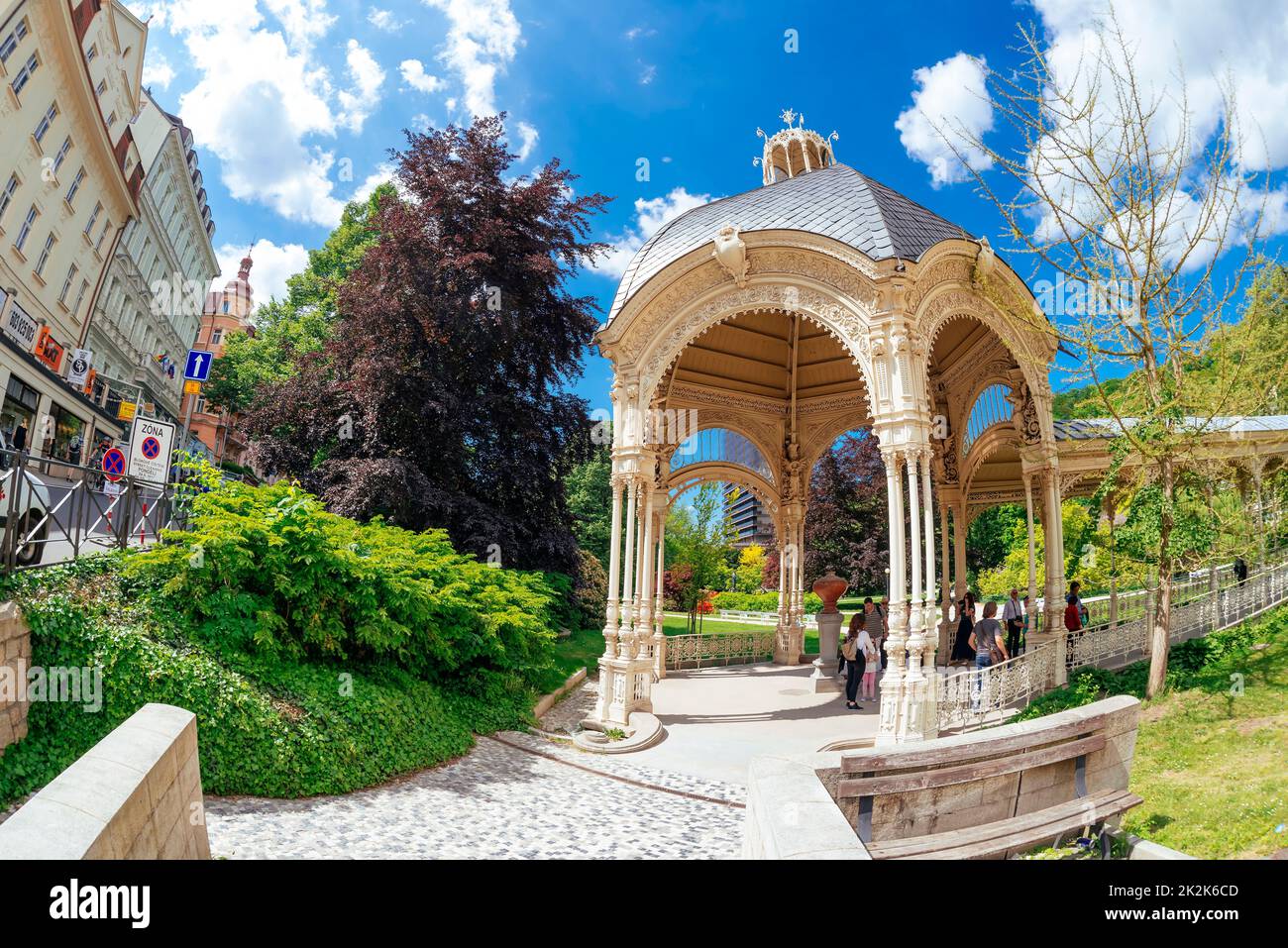 Karlovy Vary, Repubblica Ceca - 26 maggio 2017: Sadova Kolonada - Garden Colonnade - passeggiata coperta dalla sorgente di acqua minerale Foto Stock