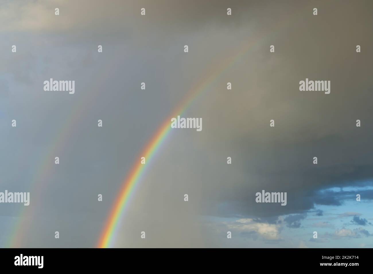 Rainbow dopo la tempesta estiva Foto Stock