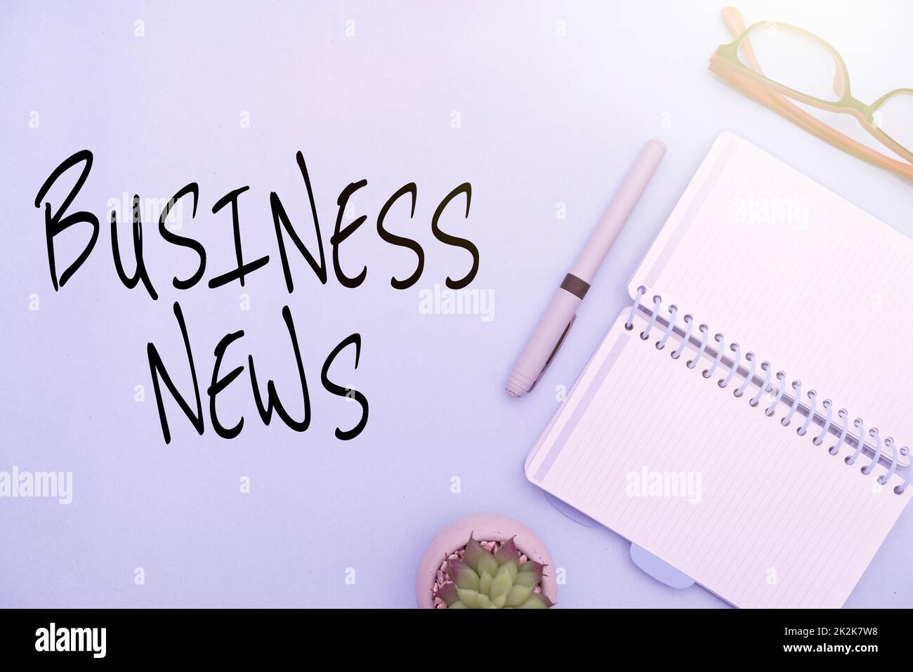 Didascalia di testo Presentazione di Business News. Internet Concept Avviso commerciale relazione commerciale aggiornamento del mercato Corporate Insight flashy School Office Supplies, Teaching Learning Collezioni, Strumenti di scrittura Foto Stock