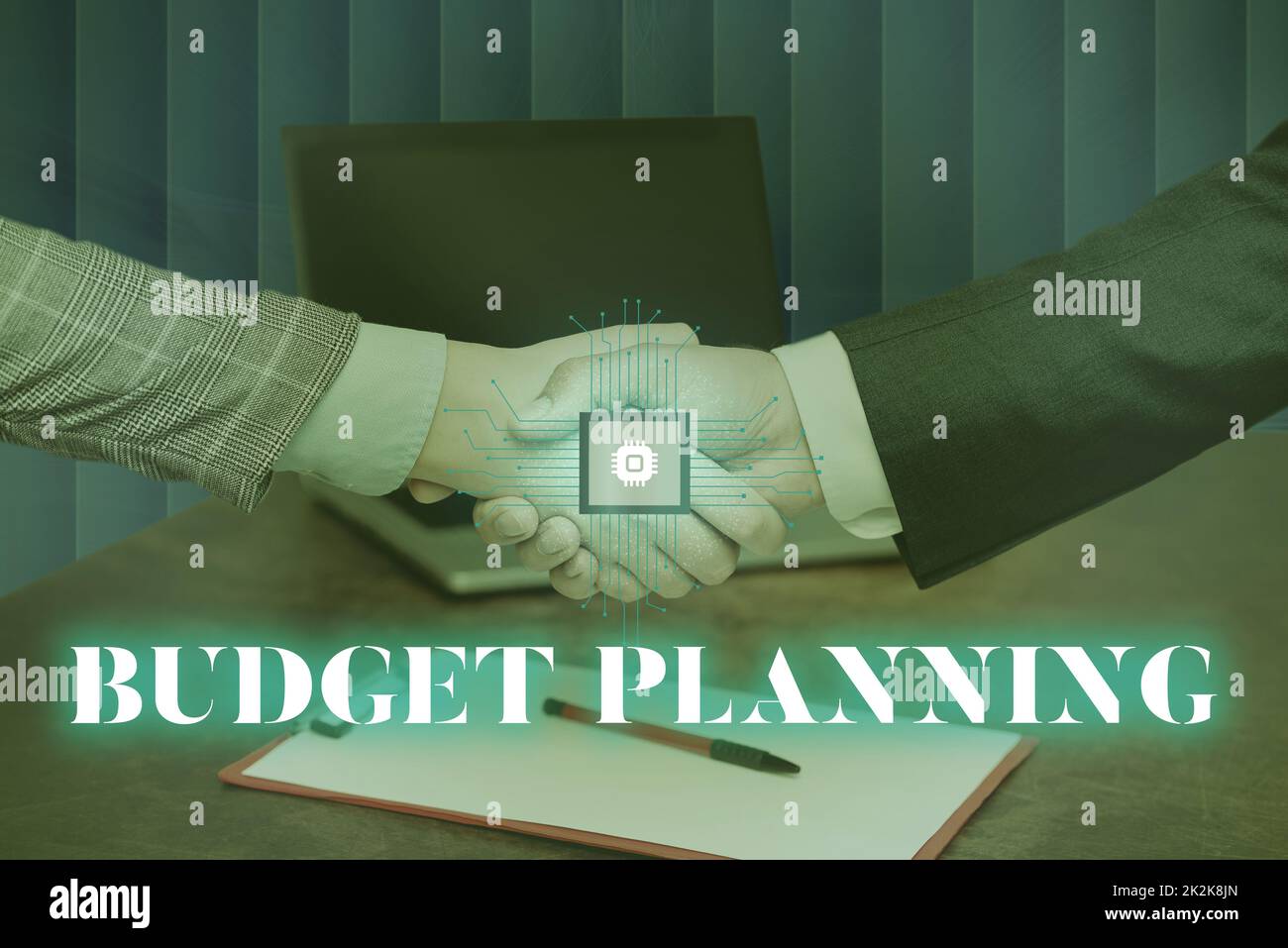 Firma che mostra la pianificazione del budget. Vetrina aziendale la descrizione scritta sulle spese correnti e future uomo in attesa di schermo del telefono cellulare mostrando la tecnologia futuristica. Foto Stock