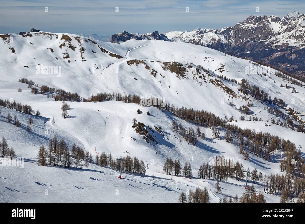 Piste da sci di montagna, paesaggio alpino innevato Foto Stock