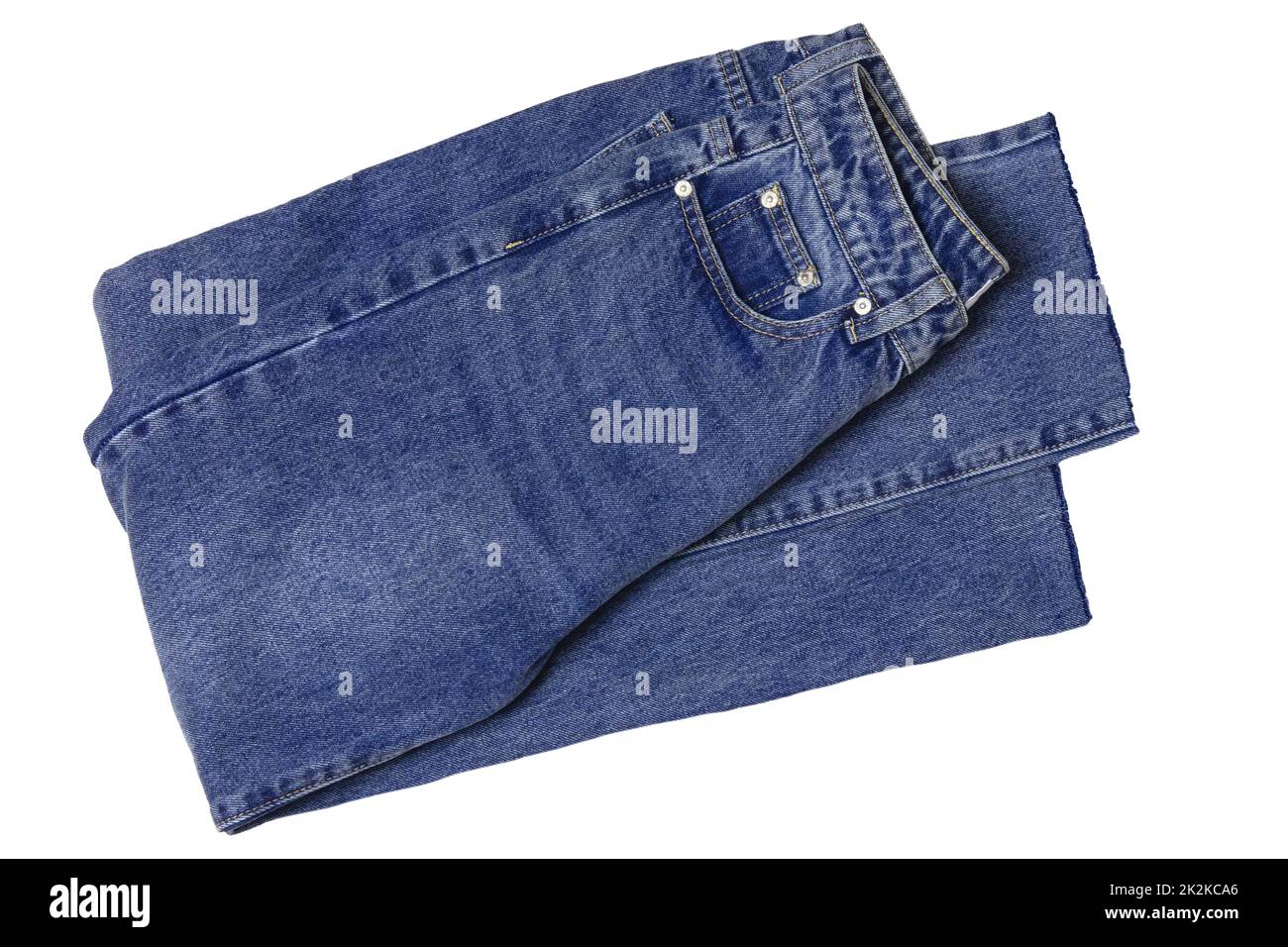 Jeans donna isolato. Piegato alla moda donna elegante blue jeans pantaloni isolato su uno sfondo bianco. Elegante tessuto di cotono ritorto Ansima per le donne. Foto Stock