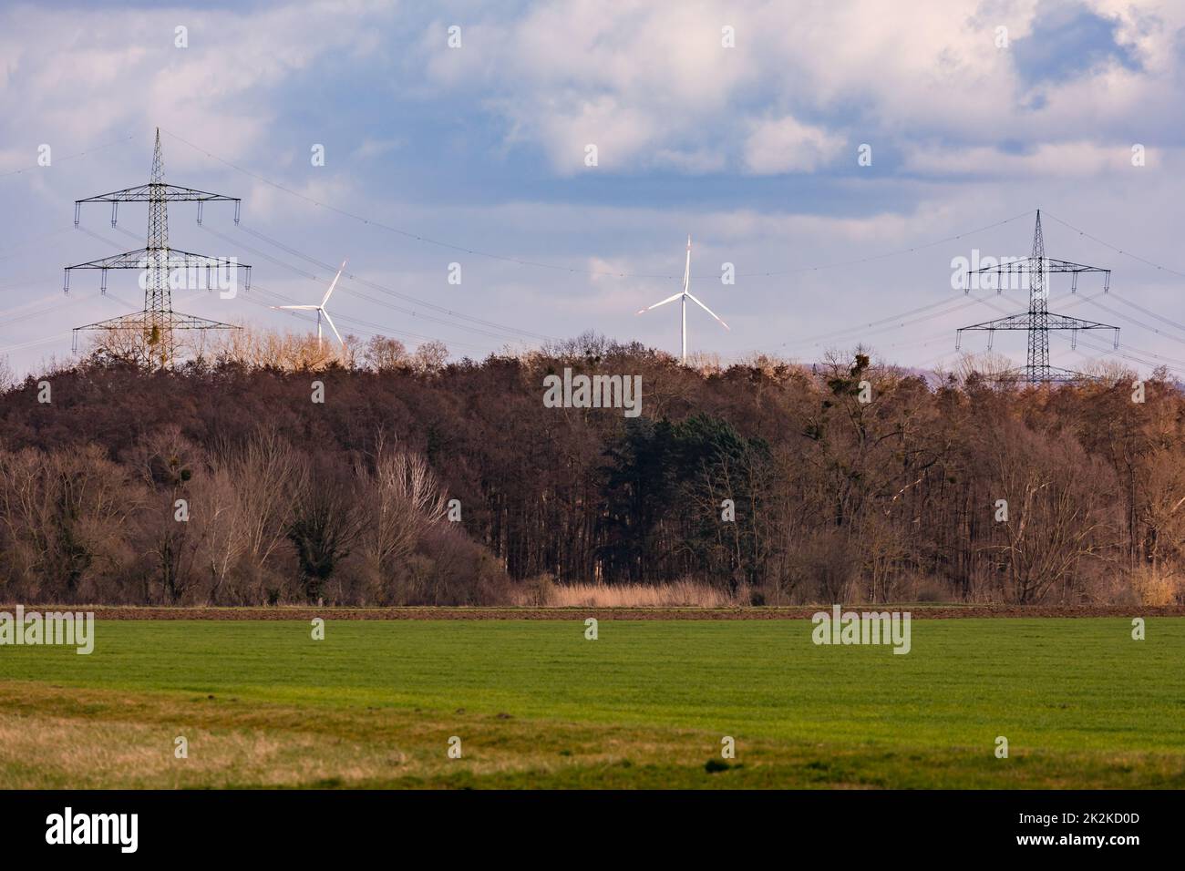 L'energia eolica e i piloni elettrici rovinano la vista e distruggono la percezione del paesaggio culturale come ambiente Foto Stock L'energia eolica e i piloni elettrici rovinano la vista e distruggono la percezione del paesaggio culturale come ambiente Foto Stock