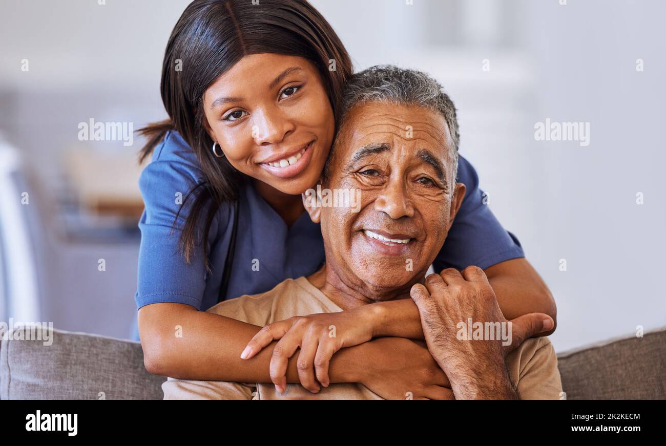 Infermiere abbraccio, assistenza sanitaria e uomo anziano con assistenza medica dal medico, consulenza per la salute e felice di comunicazione durante il pensionamento. Ritratto di Foto Stock