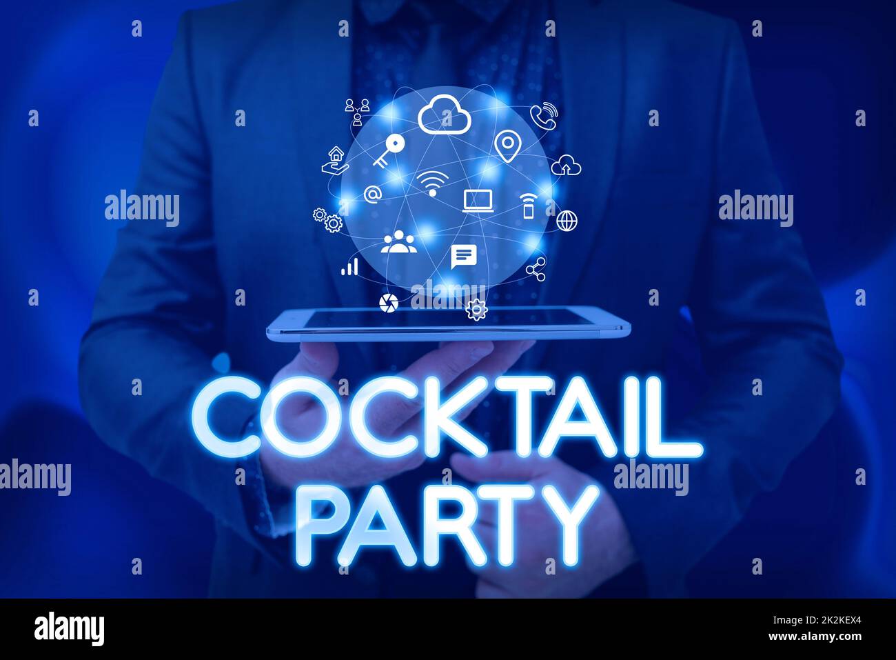 Firma scritta a mano cocktail Party. Business idea formale partito con bevande alcoliche di solito in prima serata uomo tenendo schermo del telefono cellulare che mostra la tecnologia futuristica. Foto Stock