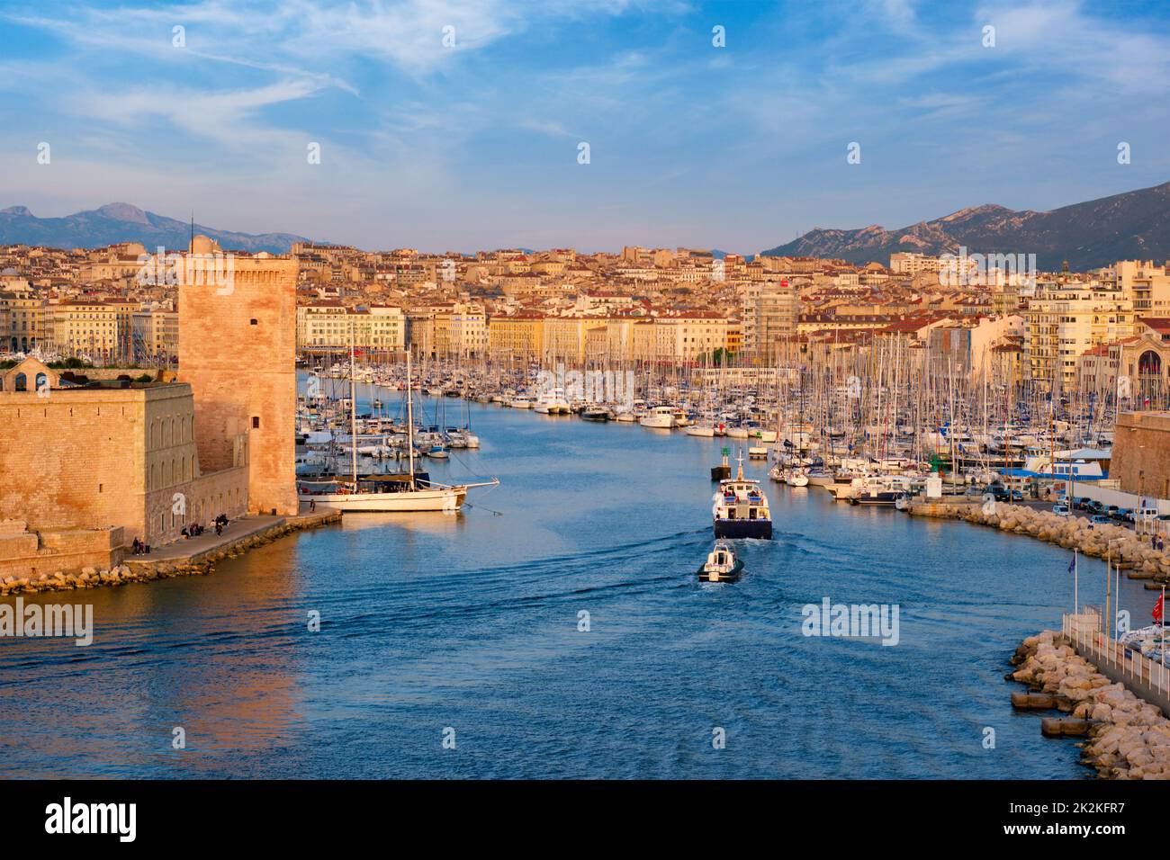 Gli yacht arrivano al porto vecchio di Marsiglia al tramonto. Marsiglia, Francia Foto Stock