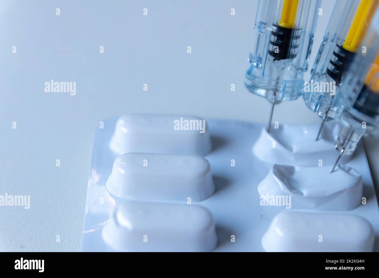 Combinazione di pillole e iniezioni come nuovi vaccini medici pronti per l'iniezione con siringa e vaccino iniettare la cura per l'immunizzazione in pazienti deboli antidolorifici pillole abuso di droga dipendenza Foto Stock