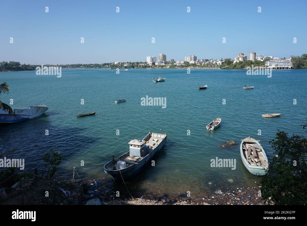 Lungomare di Mombasa con un paio di barche fisher Foto Stock