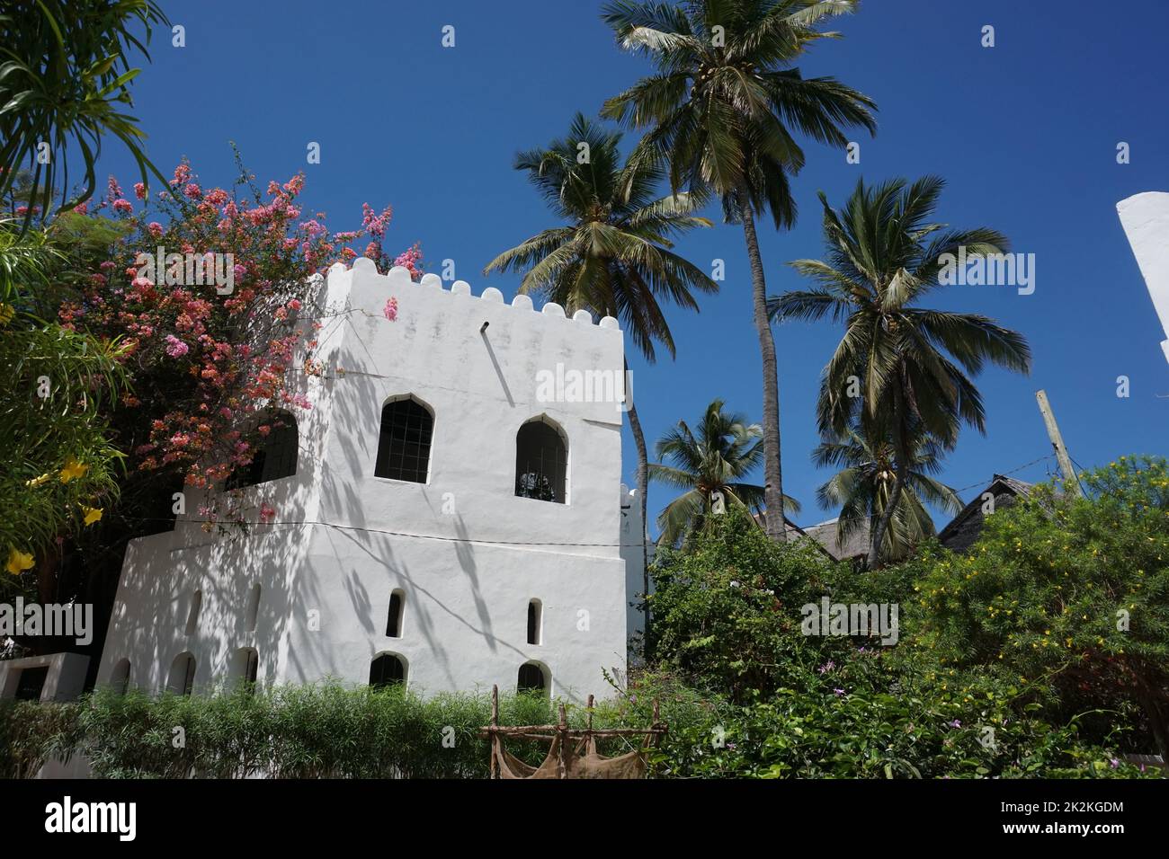 Casa swahili tradizionale circondata da vegetazione lussureggiante a Shela, Isola di Lamu Foto Stock