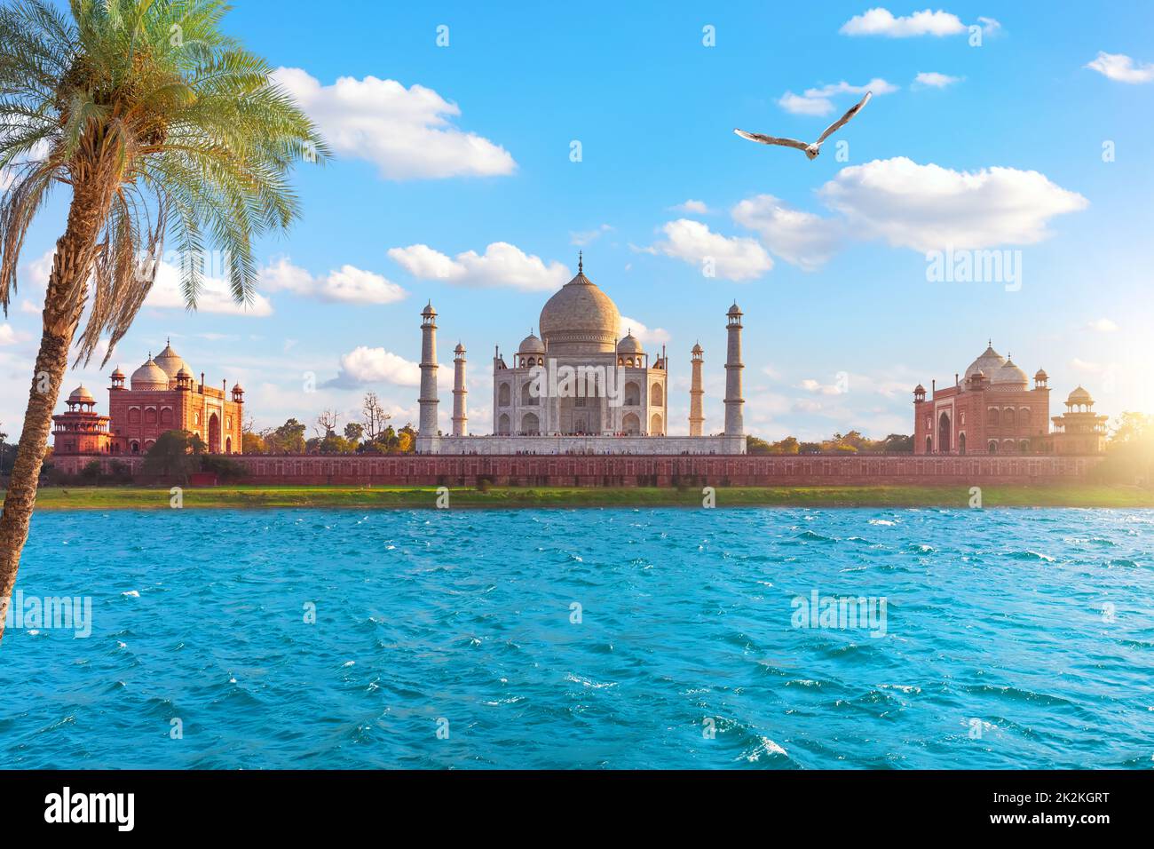 Bel Mausoleo Taj Mahal sulla riva del fiume Yumana, Agra, India Foto Stock