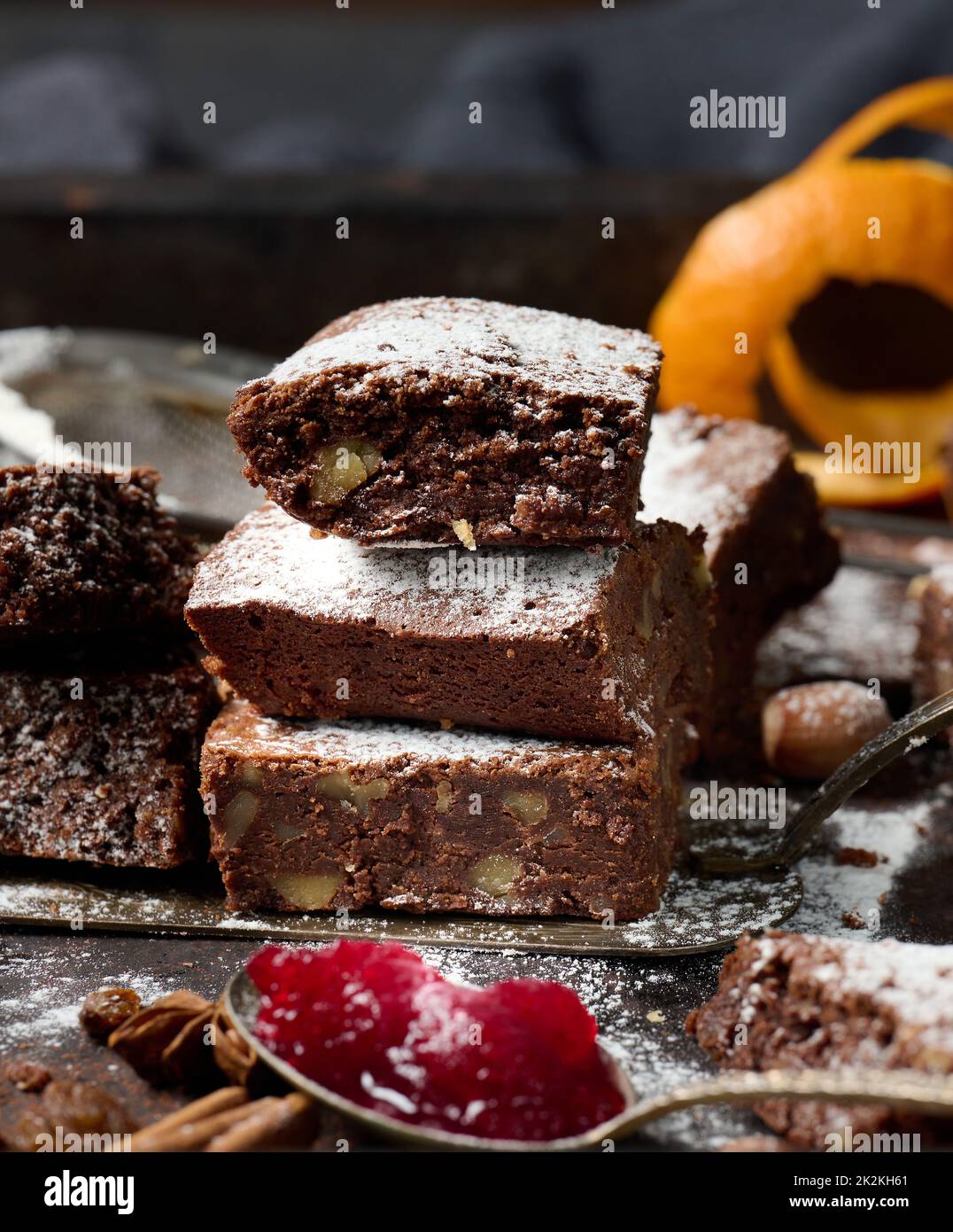 pezzi quadrati di brownie al cioccolato al forno cosparsi di zucchero a velo sul tavolo Foto Stock