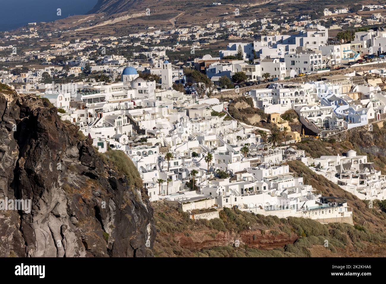 La città bianca di Fira sull'isola di Santorini, Cicladi, Grecia Foto Stock