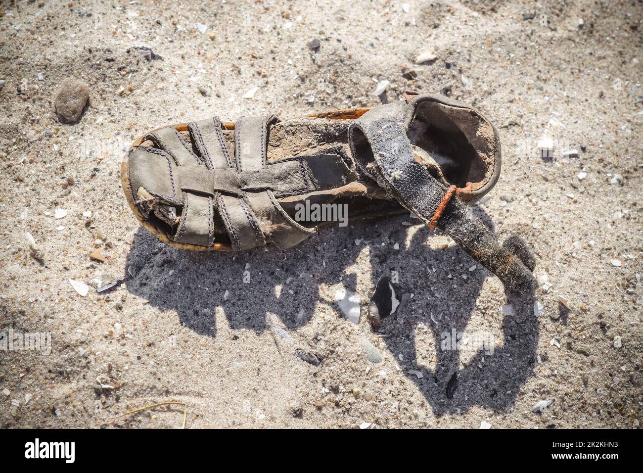 Vecchia scarpa d'epoca su una spiaggia di sabbia. Foto Stock