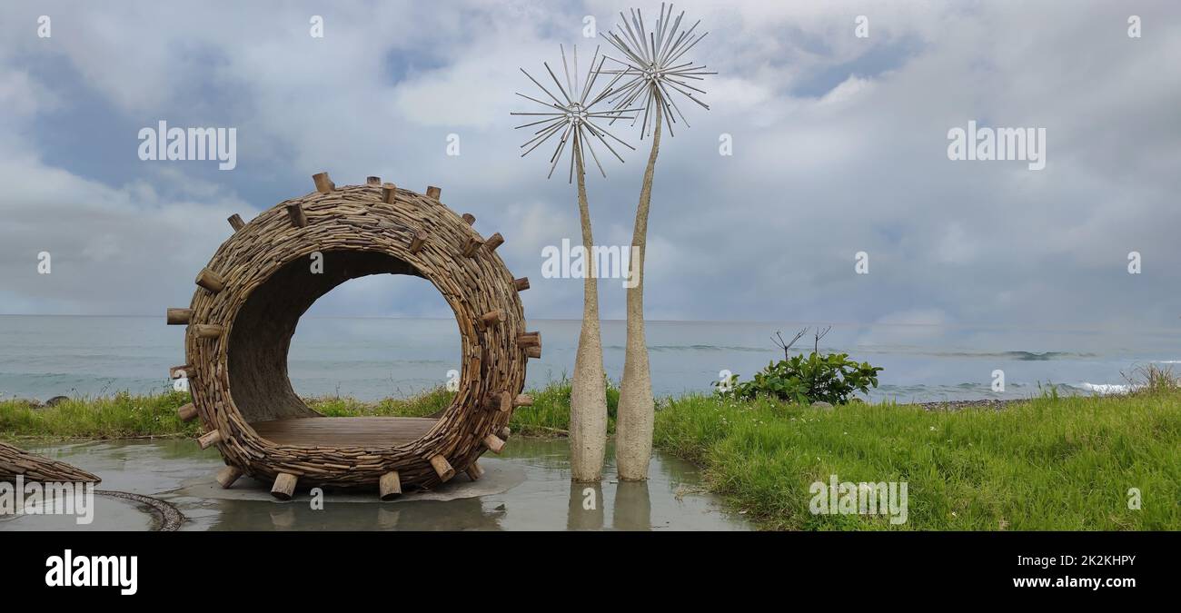 L'arte dell'installazione in un giorno nuvoloso dal mare, Taiwan Foto Stock