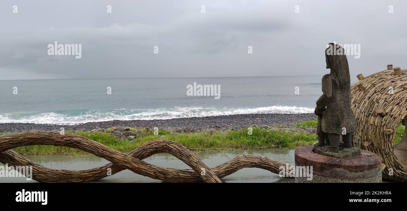 Isosaki, Hualien - Apr 11, 2022 : Arte di Installazione in un giorno nuvoloso vicino al mare, Taiwan Foto Stock