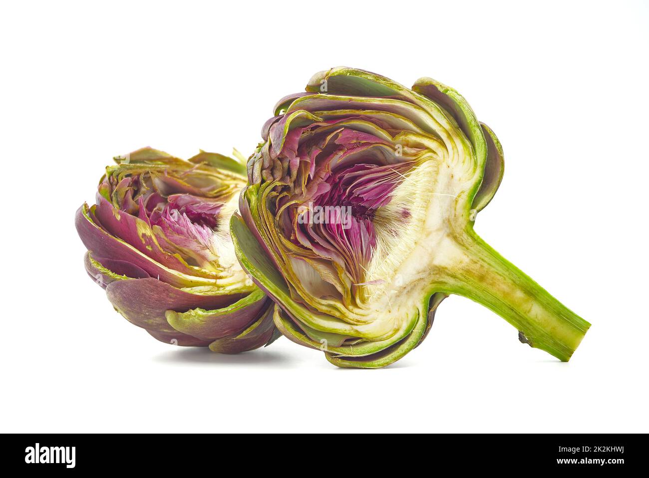 Carciofo porpora fresco tagliato a metà isolato su un bianco Foto Stock