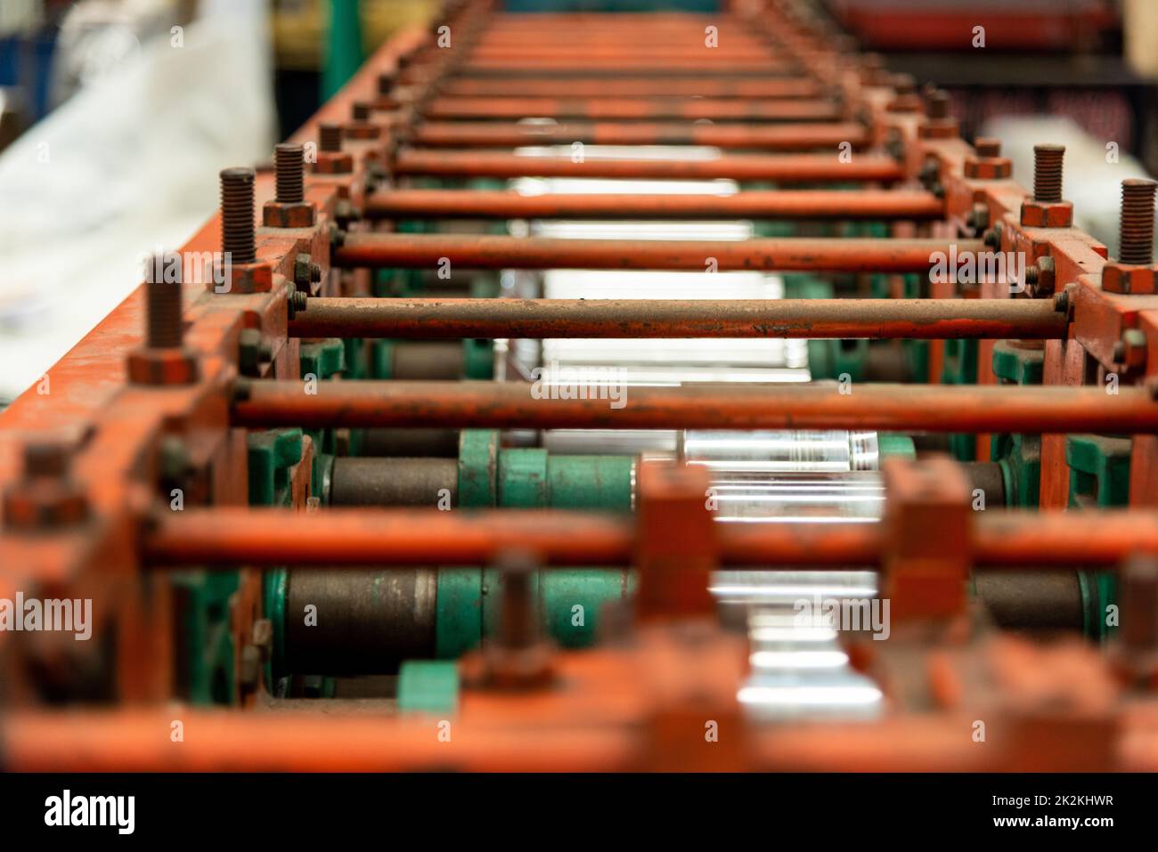 Macchina per la formazione di coperture in acciaio per la produzione di tubi in metallo in fabbrica Foto Stock