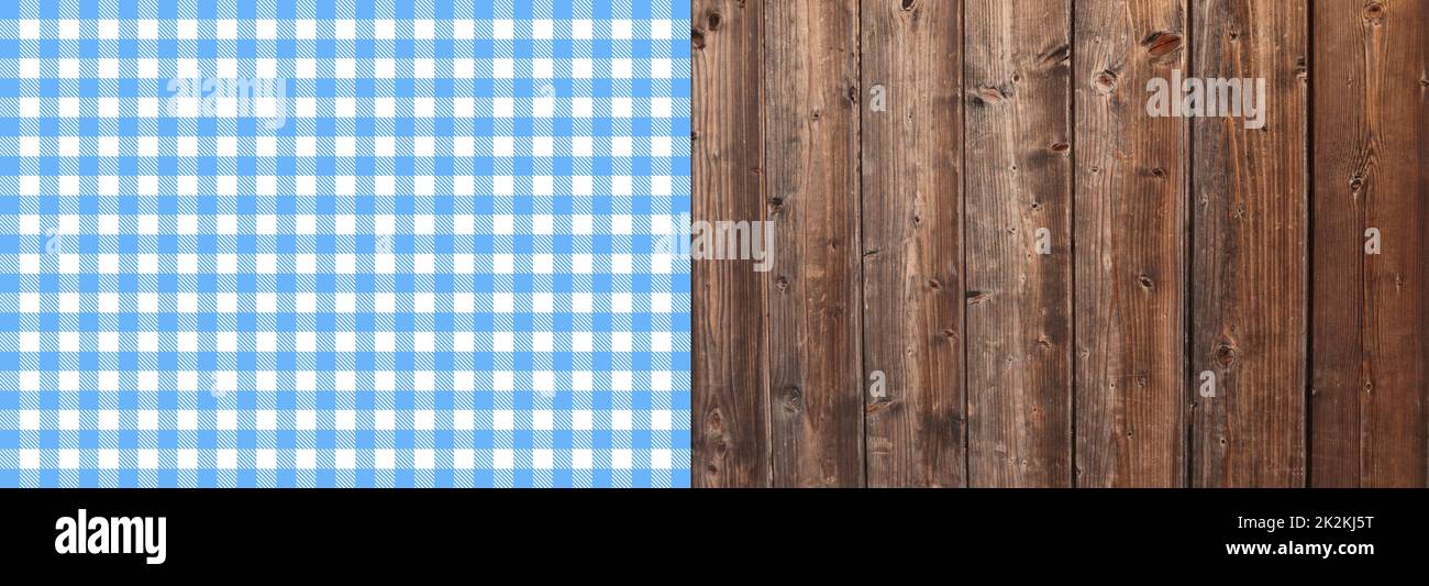 Tovaglia blu e bianco su tavole di legno marrone Foto Stock