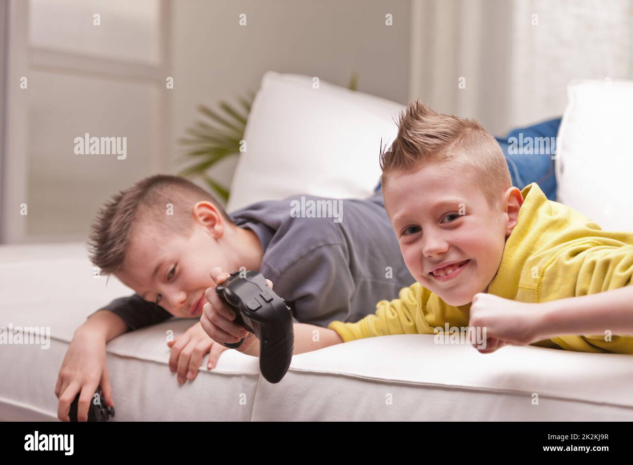 due bambini che giocano ai videogiochi Foto Stock