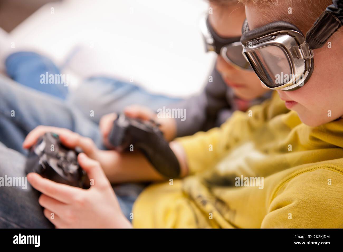 due bambini che giocano a wideogames travestiti da piloti Foto Stock