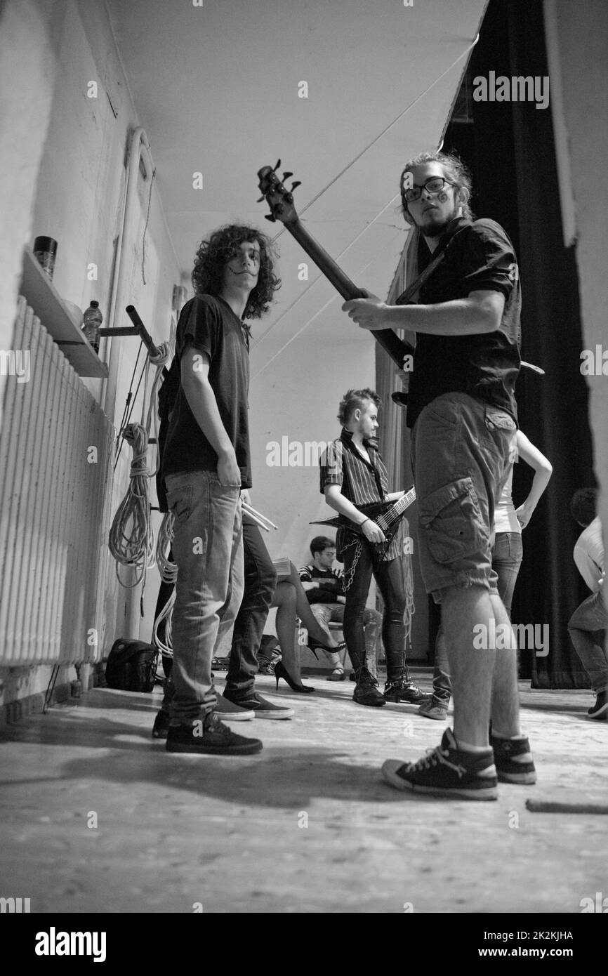 band rock che si prepara a suonare sul palco Foto Stock
