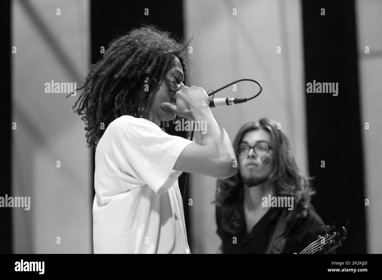 Rasta cantante capelli esecuzione dal vivo sul palco Foto Stock