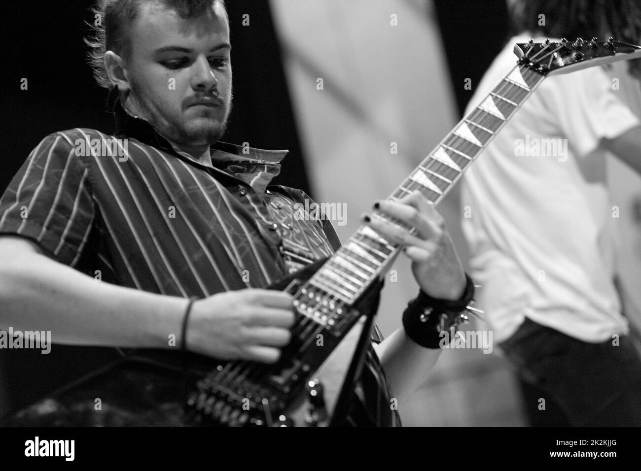 Ragazzo o uomo che suona la chitarra elettrica dal vivo Foto Stock