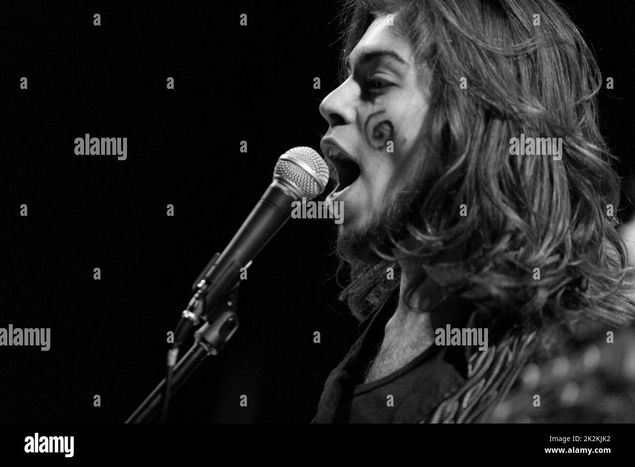 Rasta cantante capelli esecuzione dal vivo sul palco Foto Stock